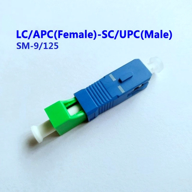 Adaptador de fibra monomodo com conector fêmea LC/APC e conector macho SC/UPC