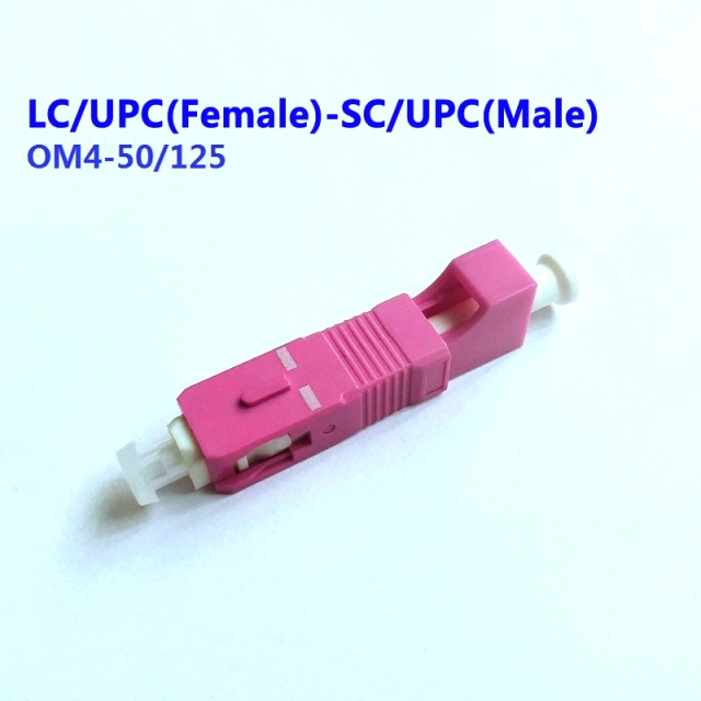 Adaptador de fibra OM4 com conector fêmea LC/UPC e conector macho SC/UPC