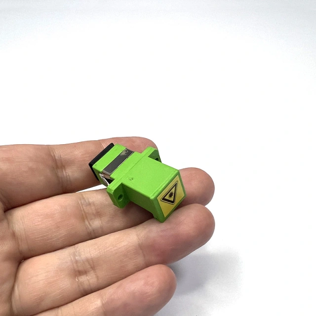 SC/APC adapter with auto dust cap shutter
