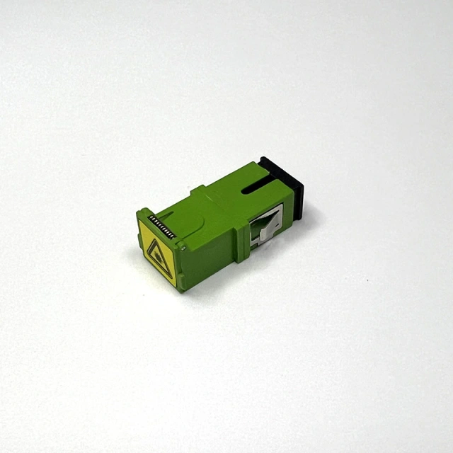 SC/APC adapter with auto dust cap shutter