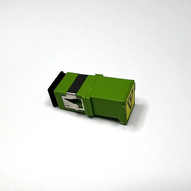 SC/APC adapter with auto dust cap shutter